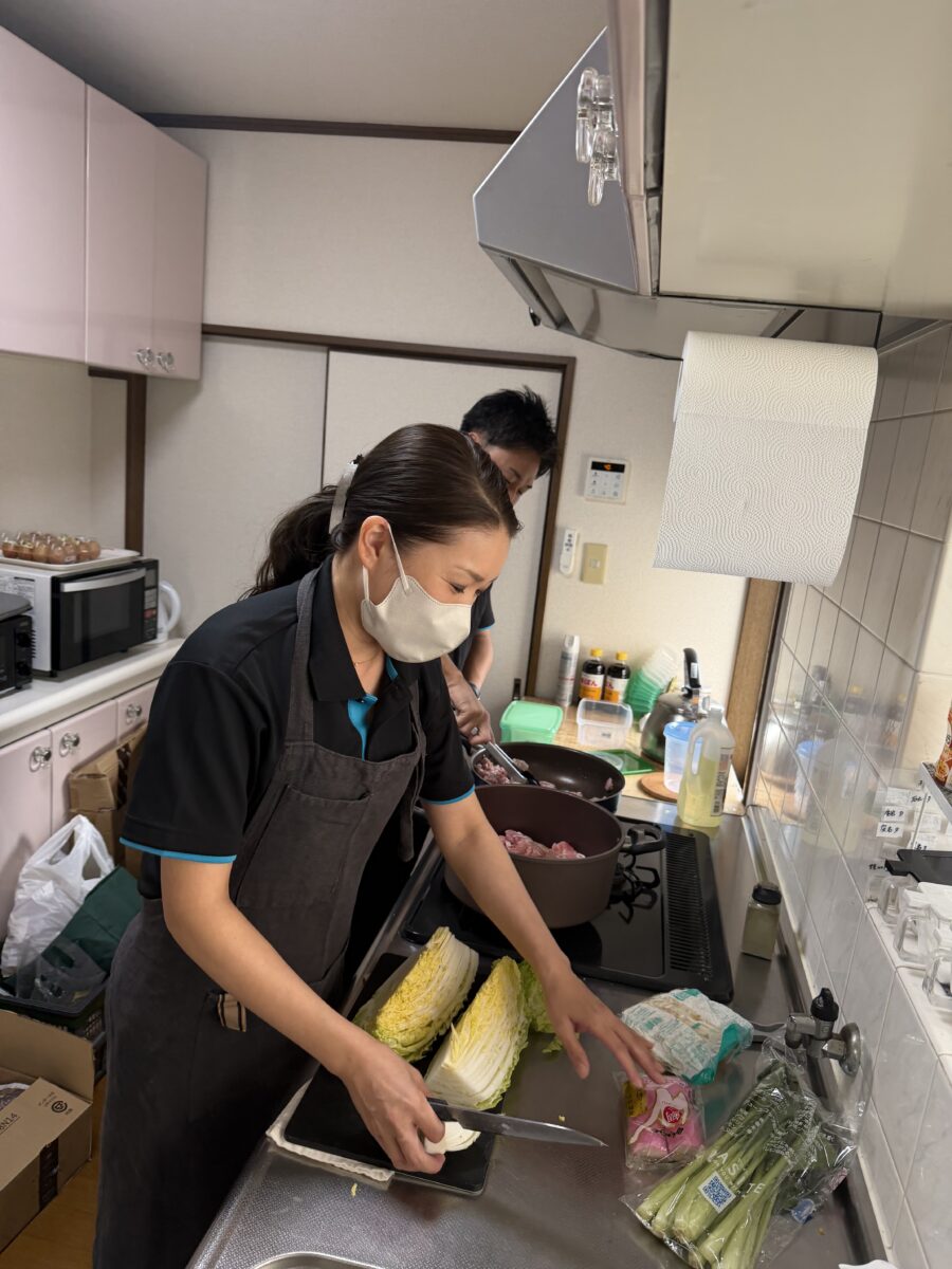 温かいご飯と笑顔がある、いつものホームの日常。